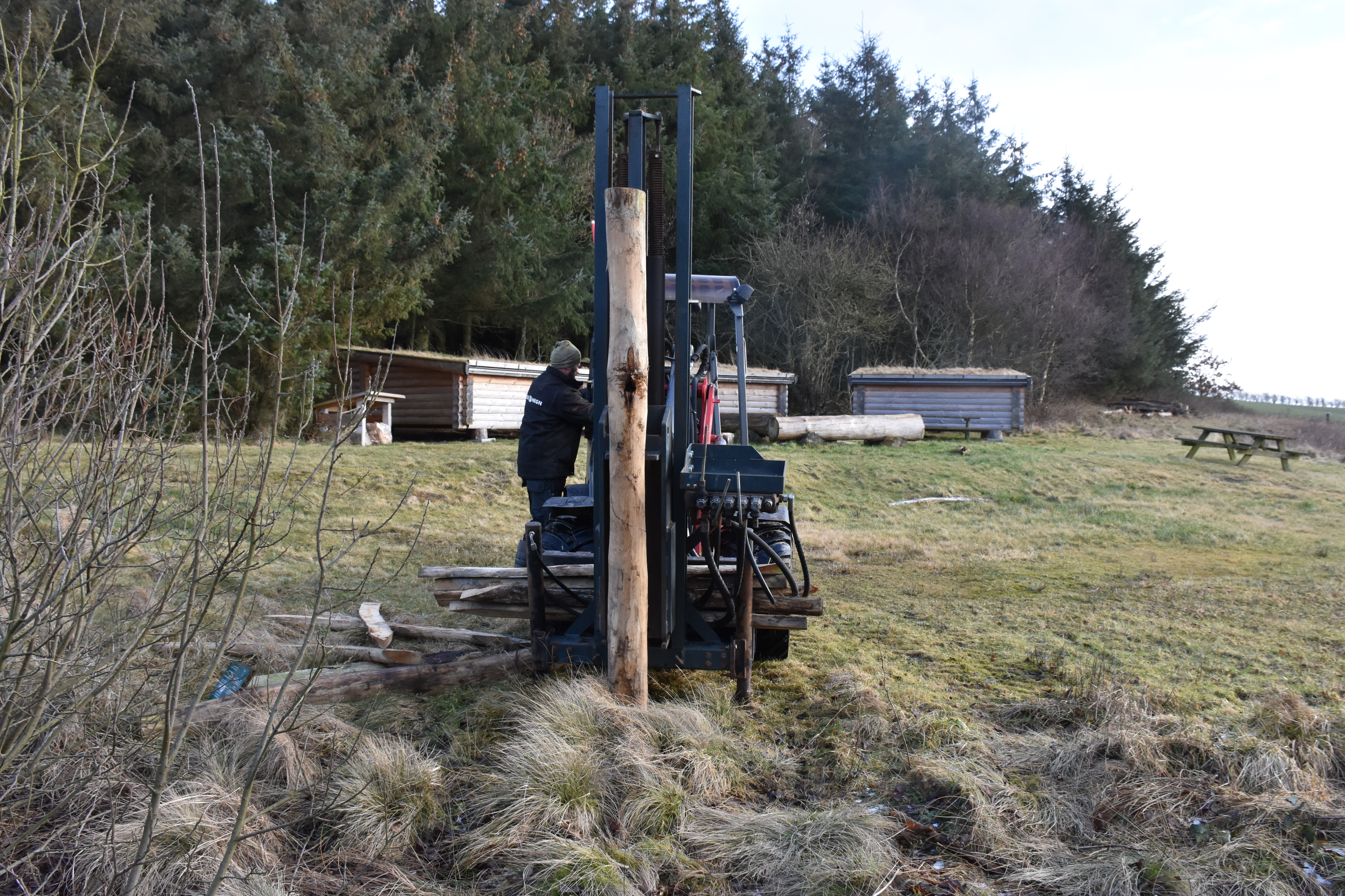 Der bruges maskiner til at banke stolperne i den frosne jord. Foto Klavs Bærent Iversen